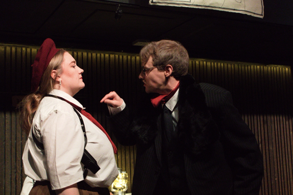 Don Leone som kjefter på en av undersåttene sine.