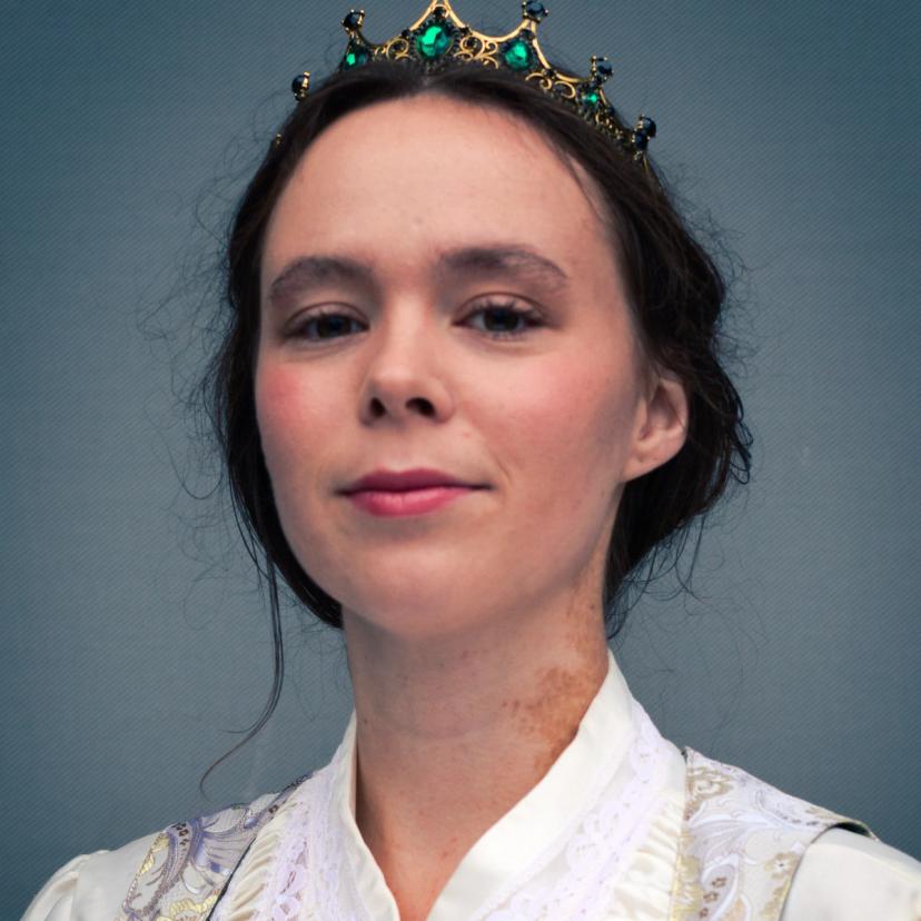 Portrettbilde av ung prinsesse i krone.