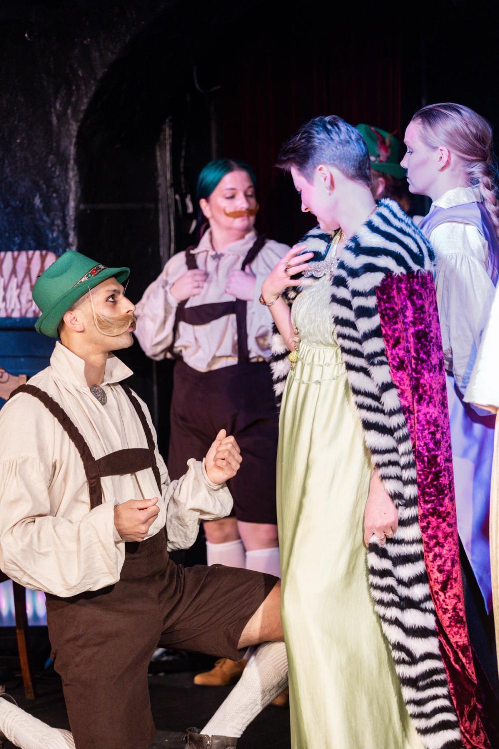 Mann i lederhosen på kne foran en kvinne
