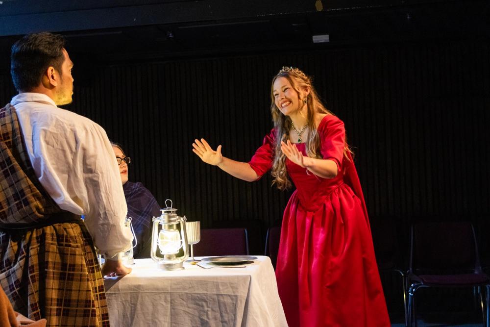 Lady Macbeth prøver å roe ned gjester ved middagsbordet.