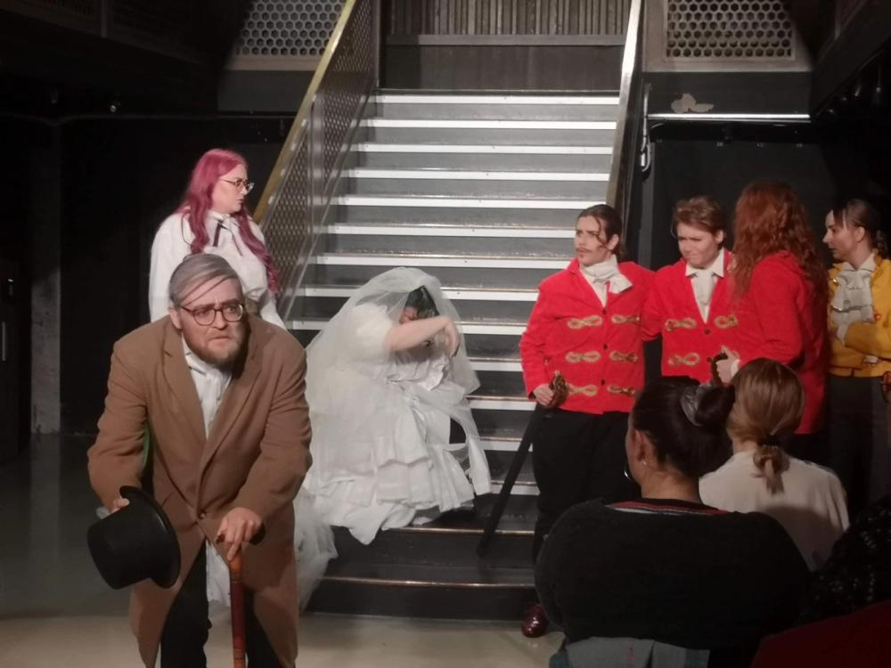 En gjeng med folk med en gammel mann foran