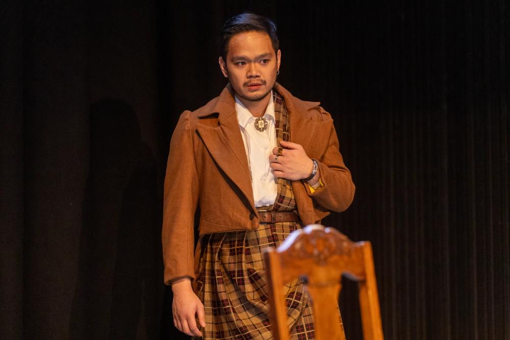 Ross i brun kilt, med brun jakke.