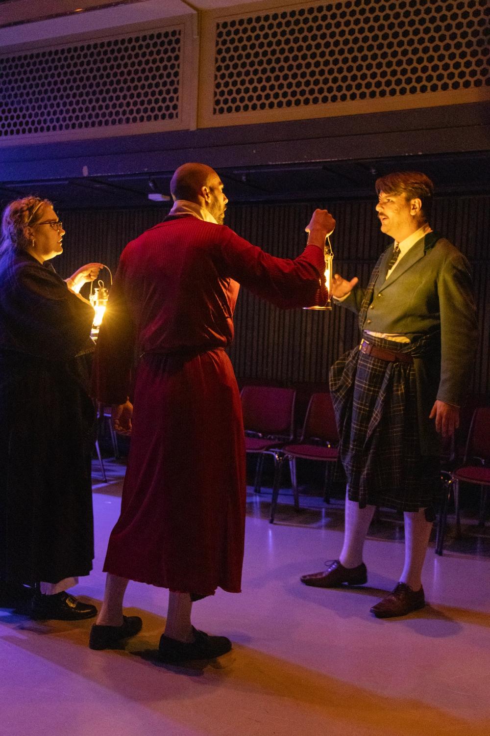 Macbeth, i morgenkåpe, snakker med Macduff og Lindsay.