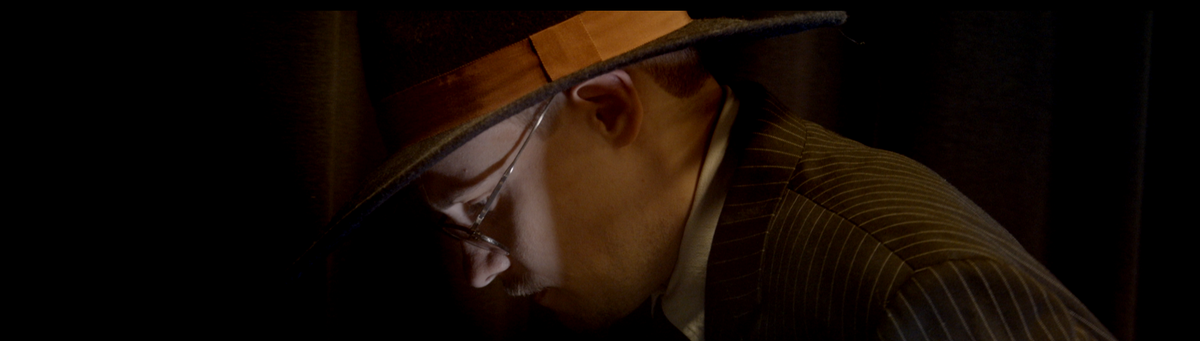 Silhuett av en gangster med tjuetalls mafiahatt.