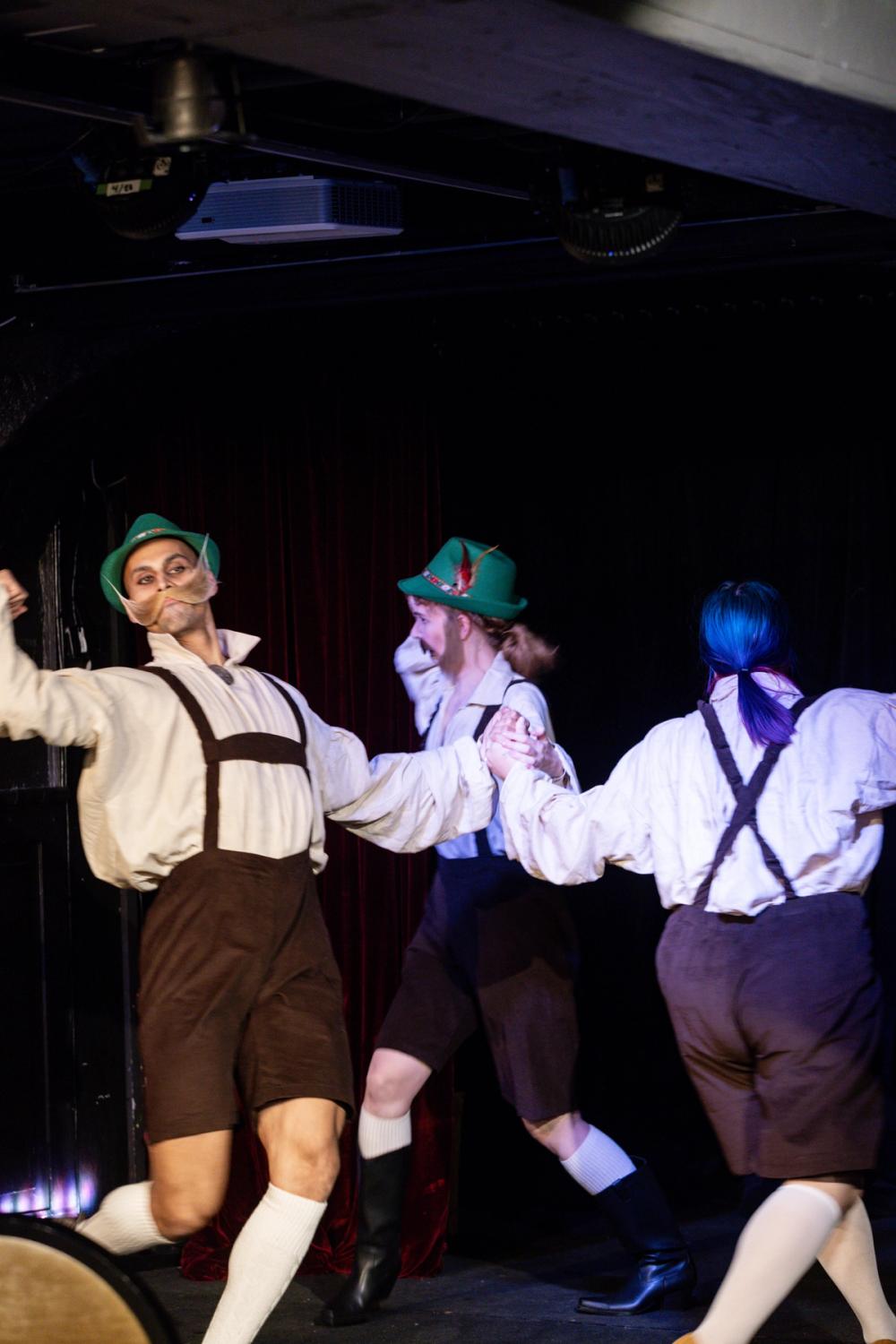 Menn i lederhosen som danser