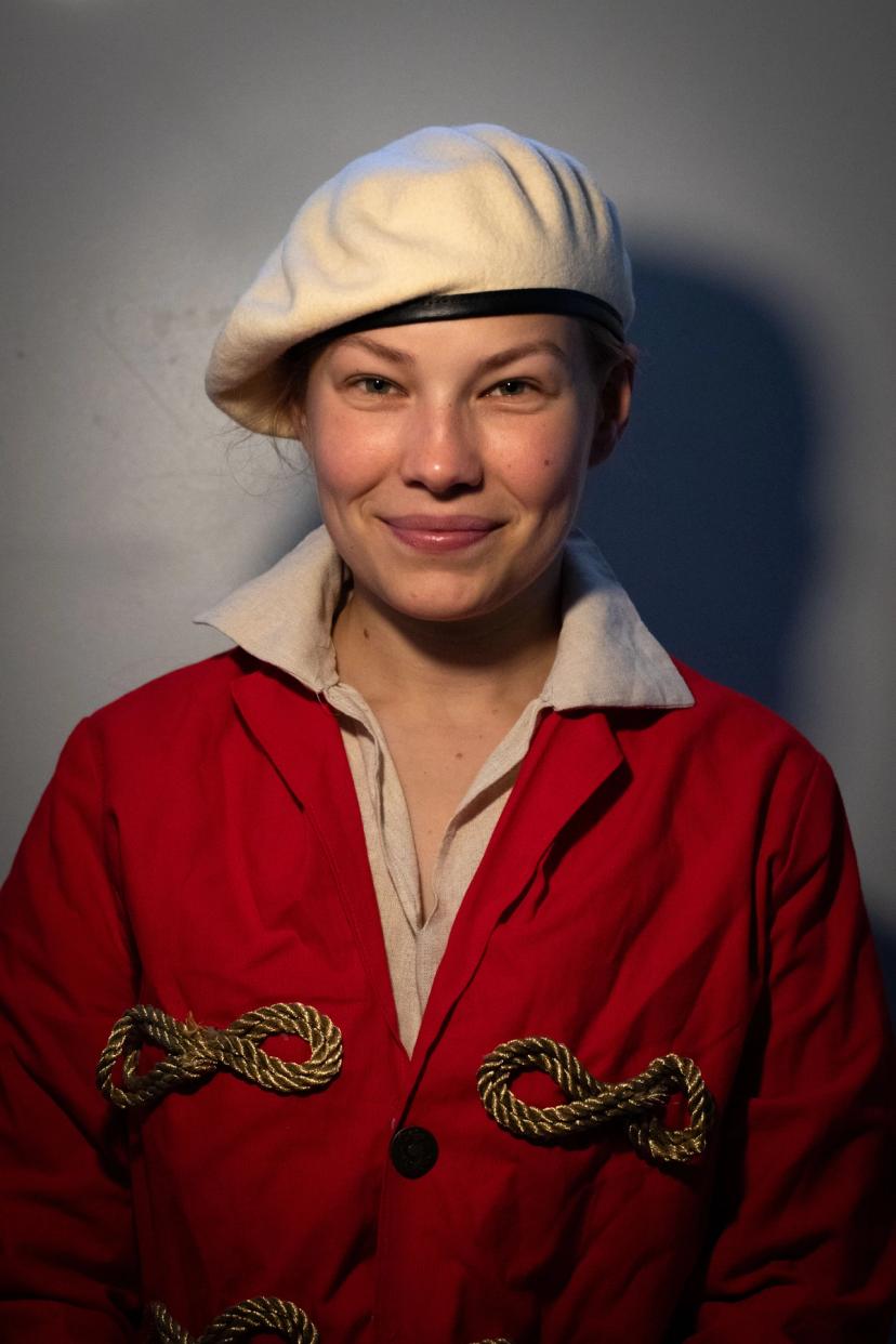Soldat i uniformsjakke.