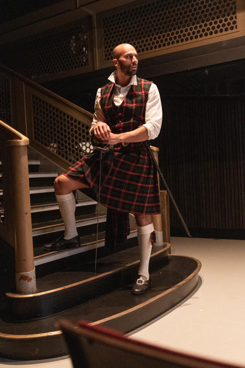 Macbeth står i en trapp, med sverdet ute av slira.