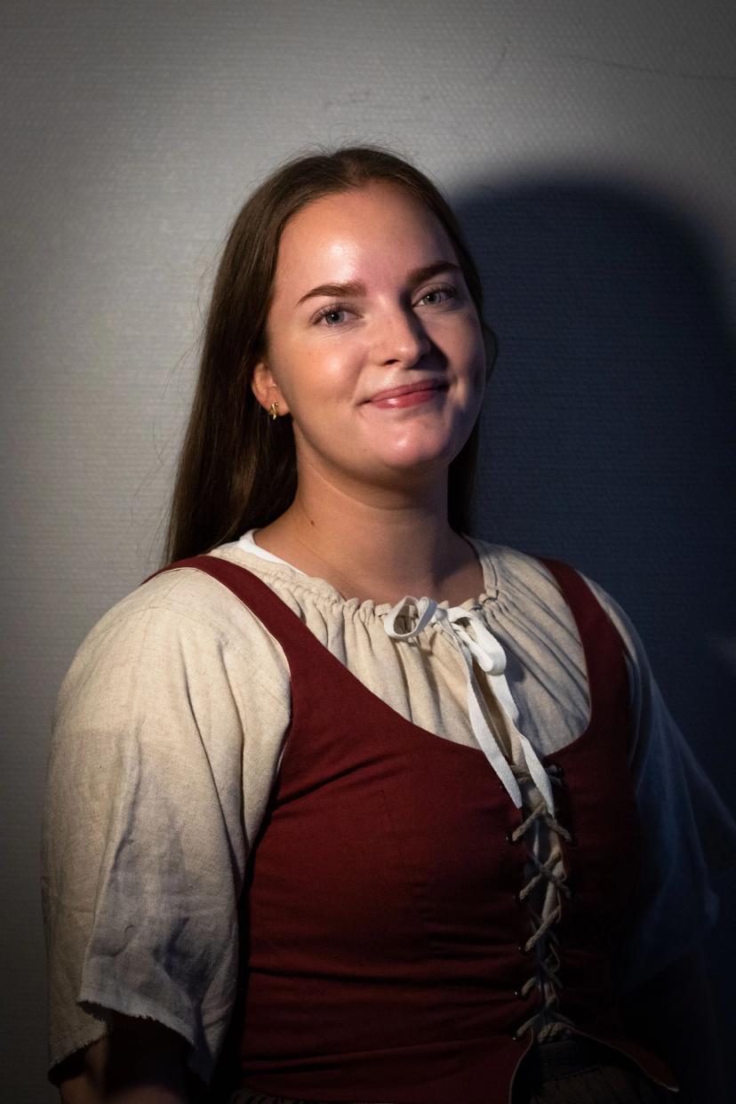 Barpike i enkle 1800-talls klær.