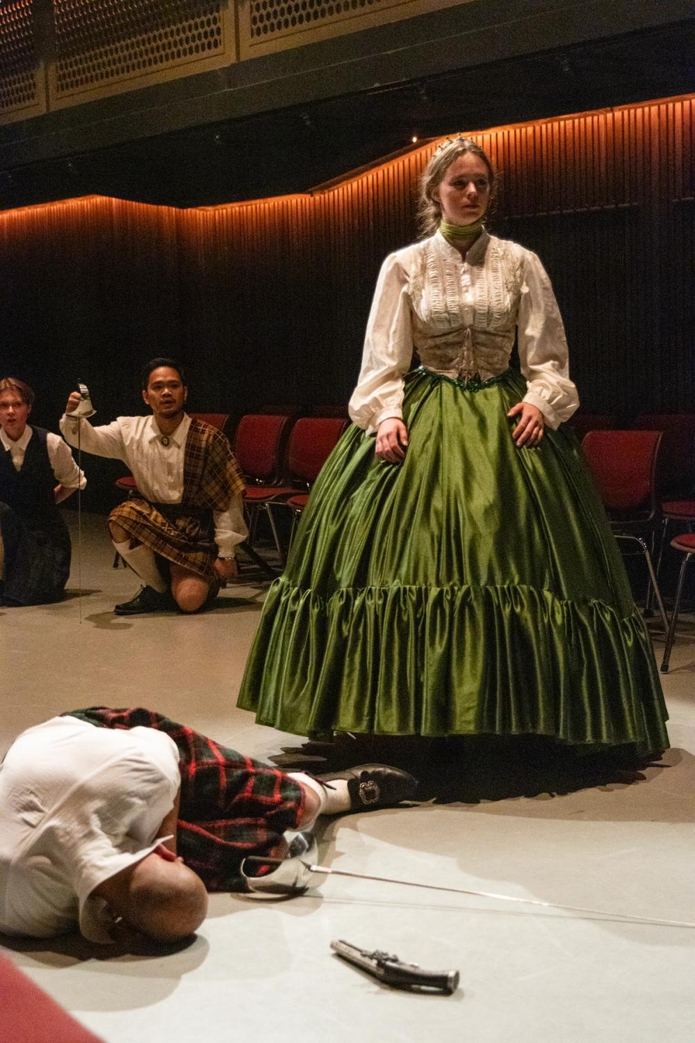 Prinsesse Mary står over en død Macbeth.