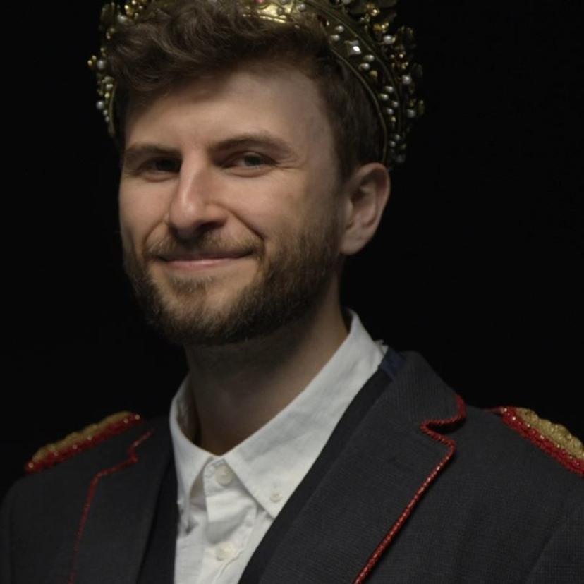 Kong Duncan, med krone, i uniformsjakke