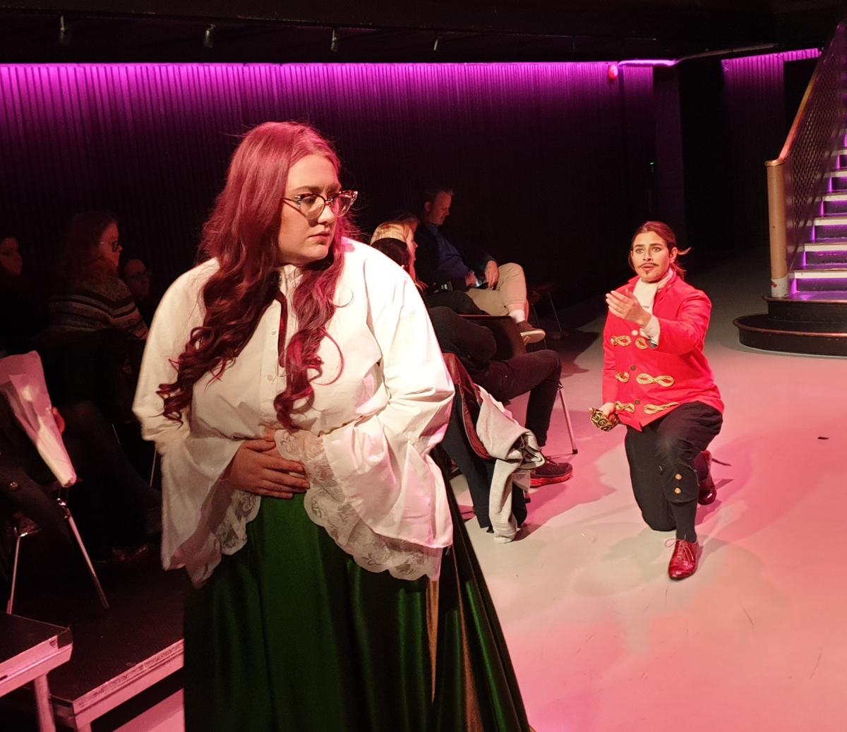 To skuespillere, adelig mann som prøver å flørte med en kvinne