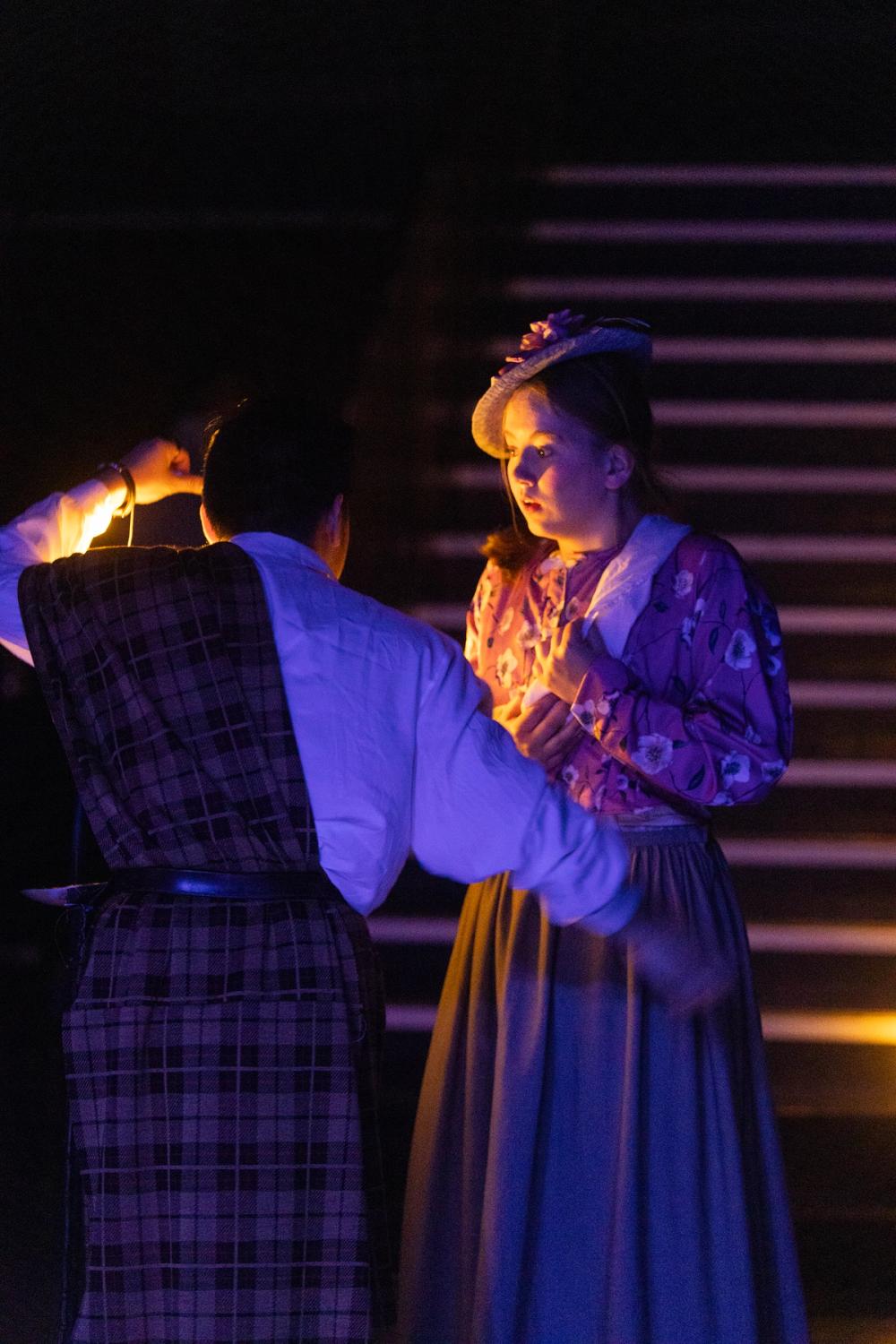 Ross og Lady Macduff med lykt i mørket.