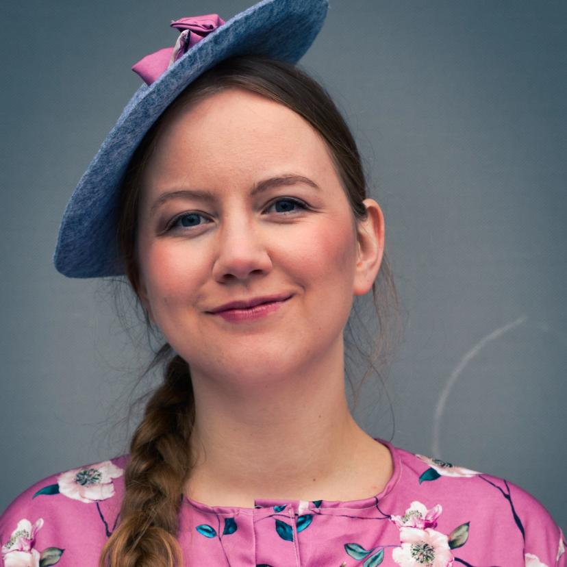 Portrettbilde av adelskvinnen Lady Macduff, med en liten hatt og rosa blomsterklær.