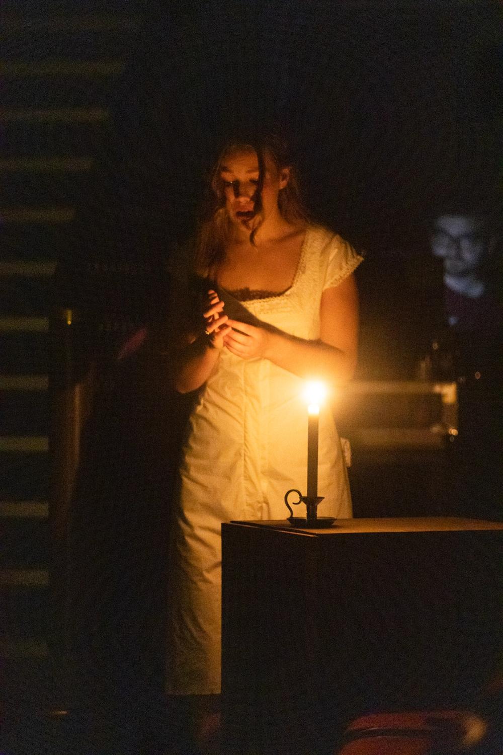 Lady Macbeth i 1800-talls pysj, som gnir hendene sine foran et stearinlys.