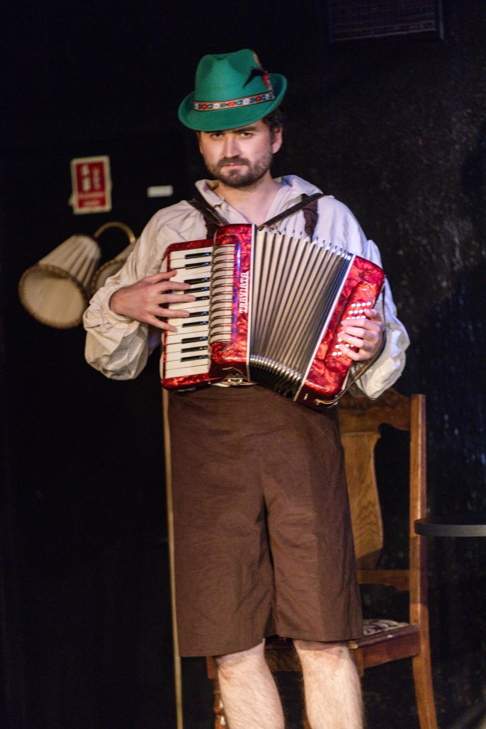 Mann i lederhosen spiller trekkspill