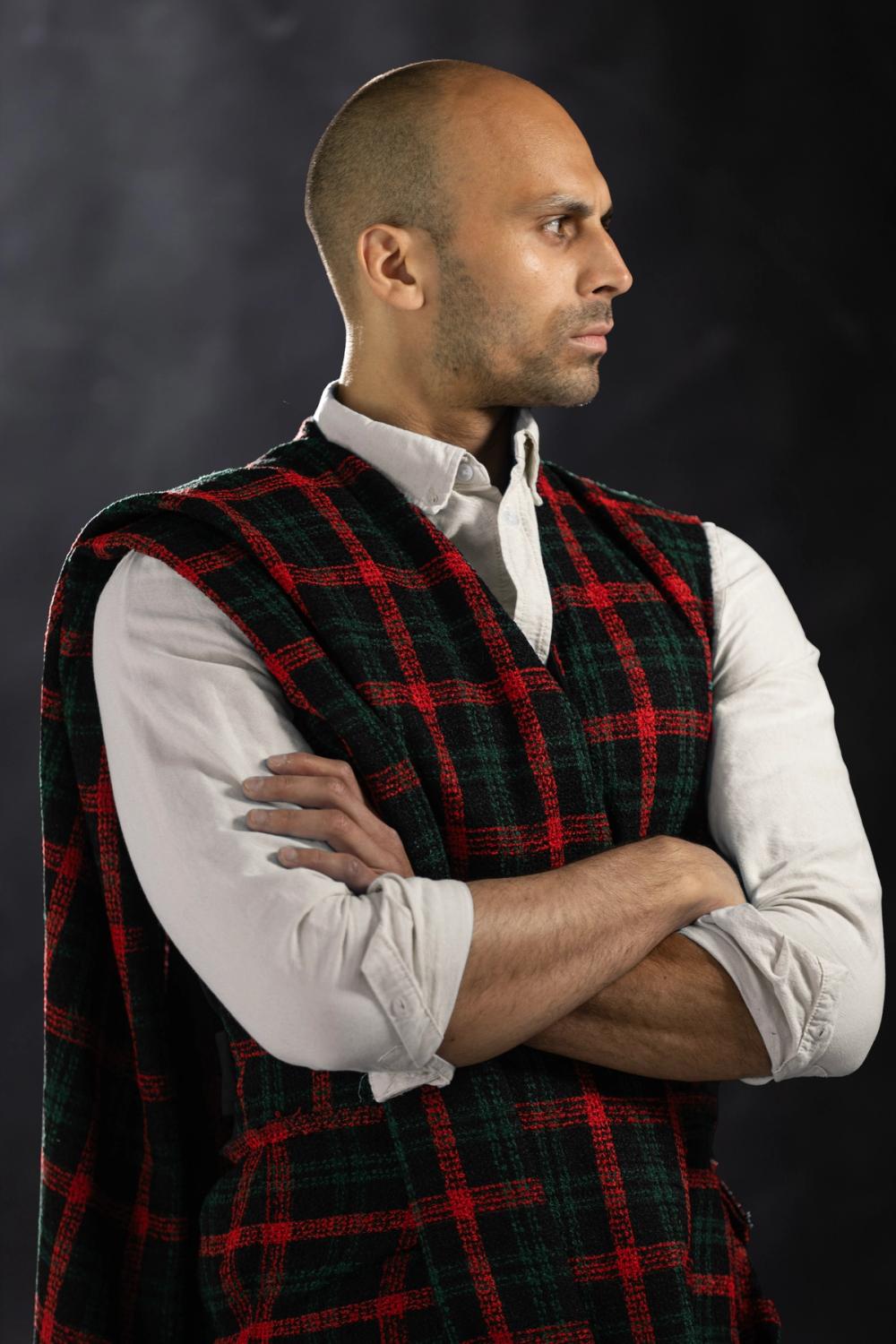 Mann i kilt med armene krysset