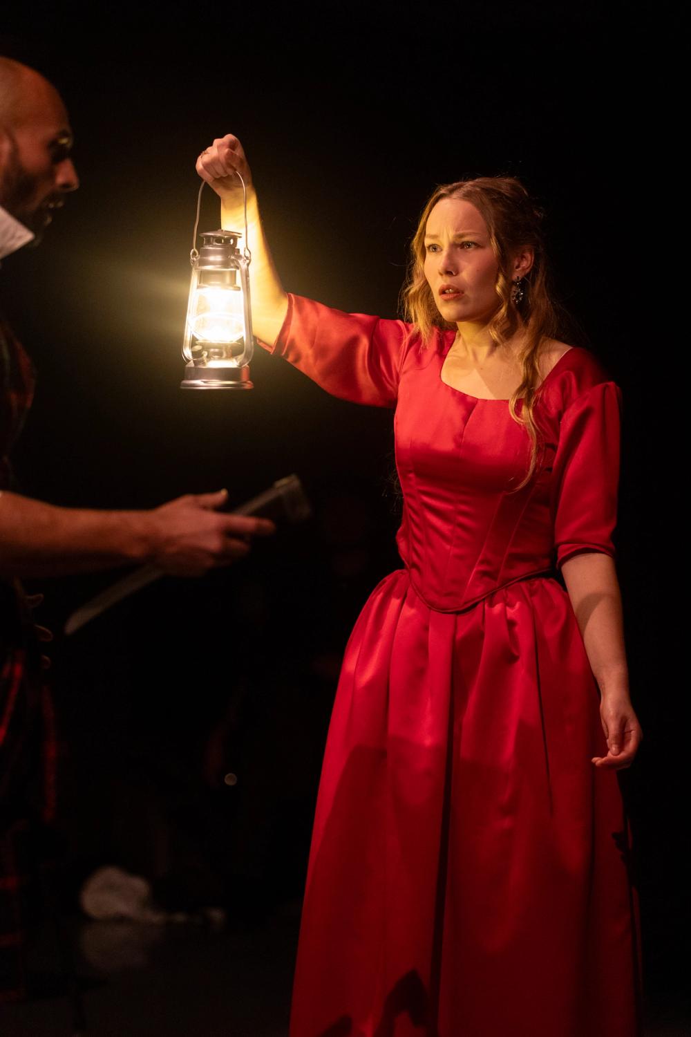 Lady Macbeth og Macbeth med lykt i mørket.