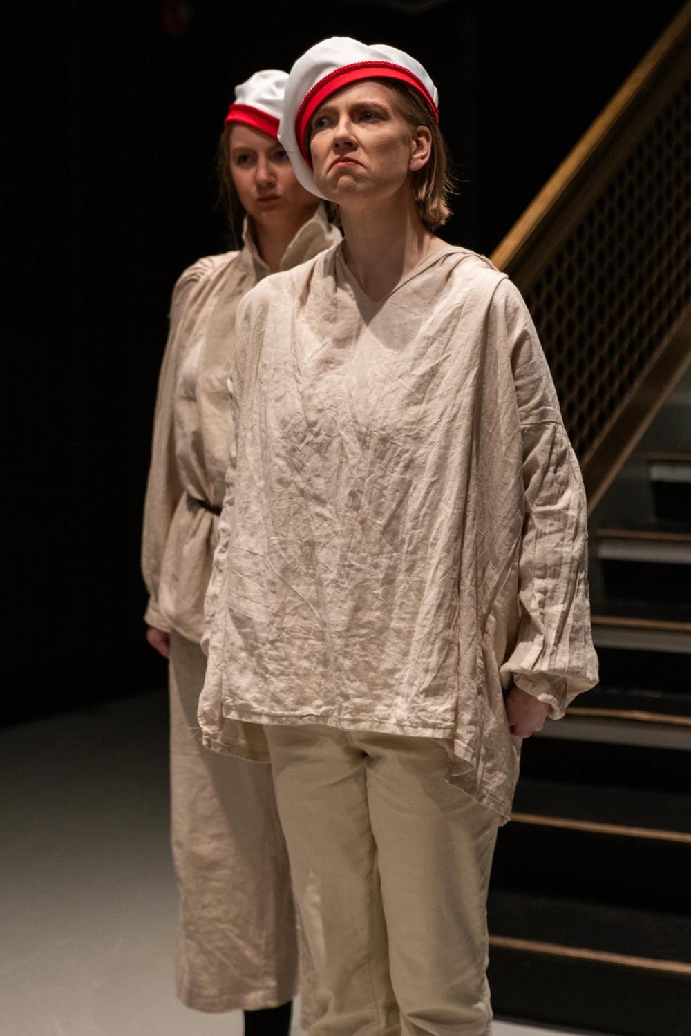 Matros i givakt - enda en matros i bakgrunnen.