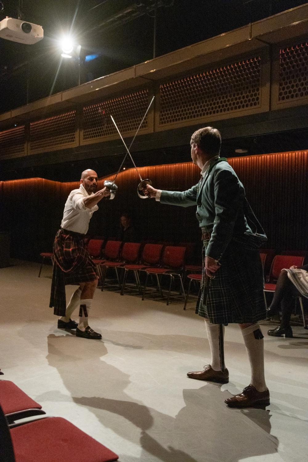 Sverdene til Macbeth og Macduff møtes.