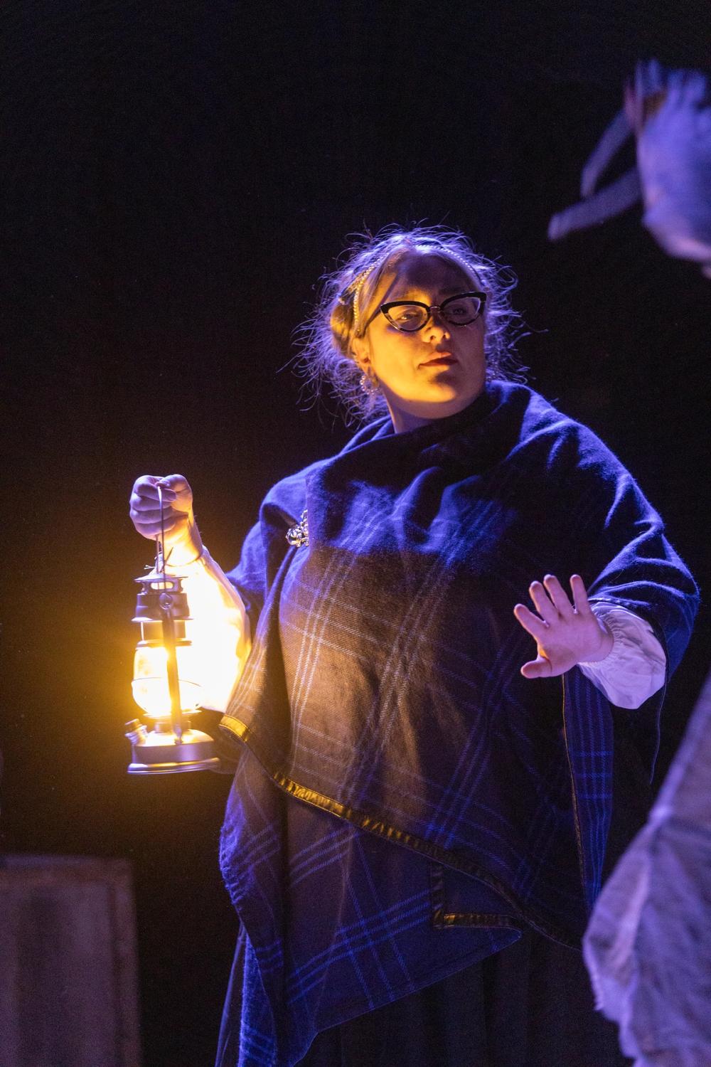 En adelskvinne med en lykt i mørket.