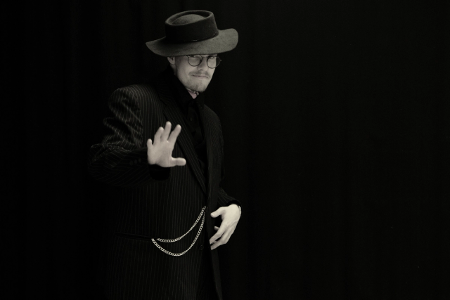 Svart/hvitt-bilde av en gammel mann med briller.