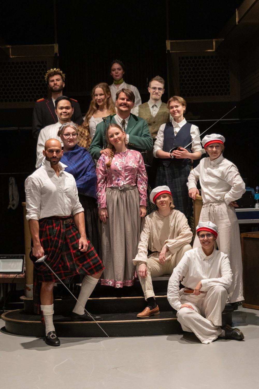 Ensemblet samlet i trappa.