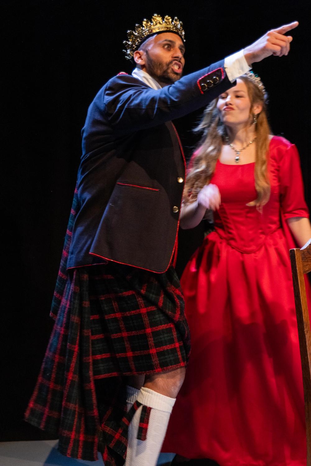 Macbeth peker på noe, skrekkslagen, mens Lady Macbeth ser på ham med misnøye i blikket.