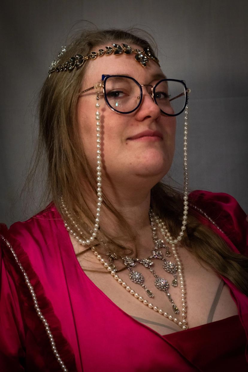 Prinsesse med briller i rosa kjole og med masse perler.