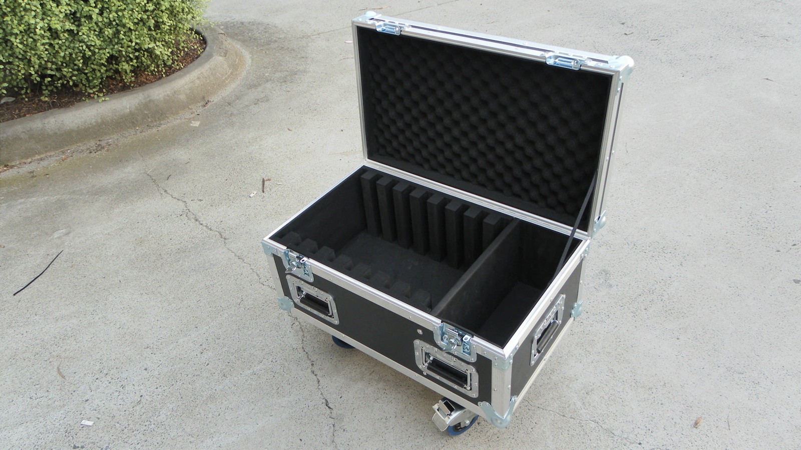 Small Custom Road Case With Wheels To Transport Laptops
