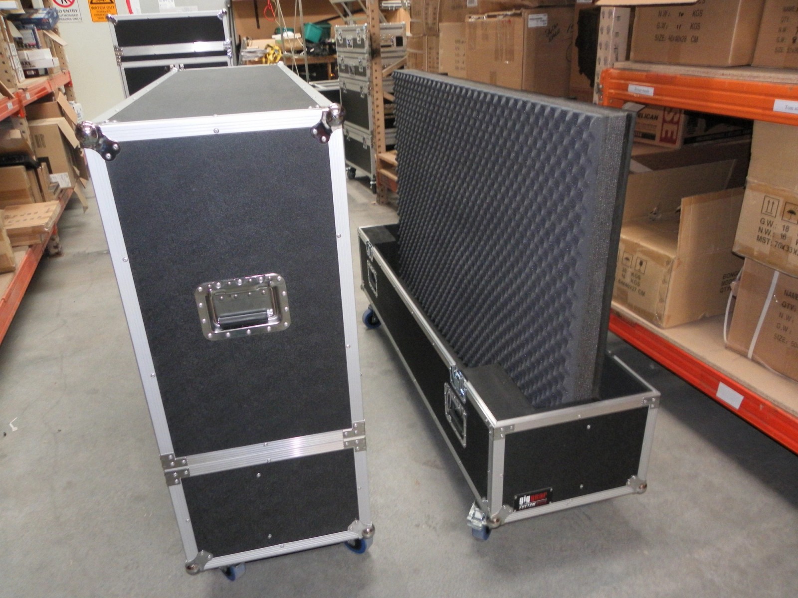 Single 75inch Screen Road Case With Foam Lined Board
