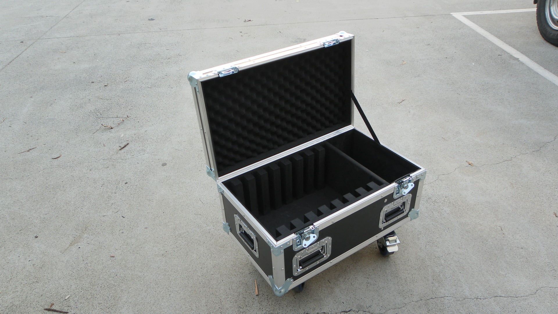 Small Custom Road Case With Wheels To Transport Laptops (view 5 of 9)
