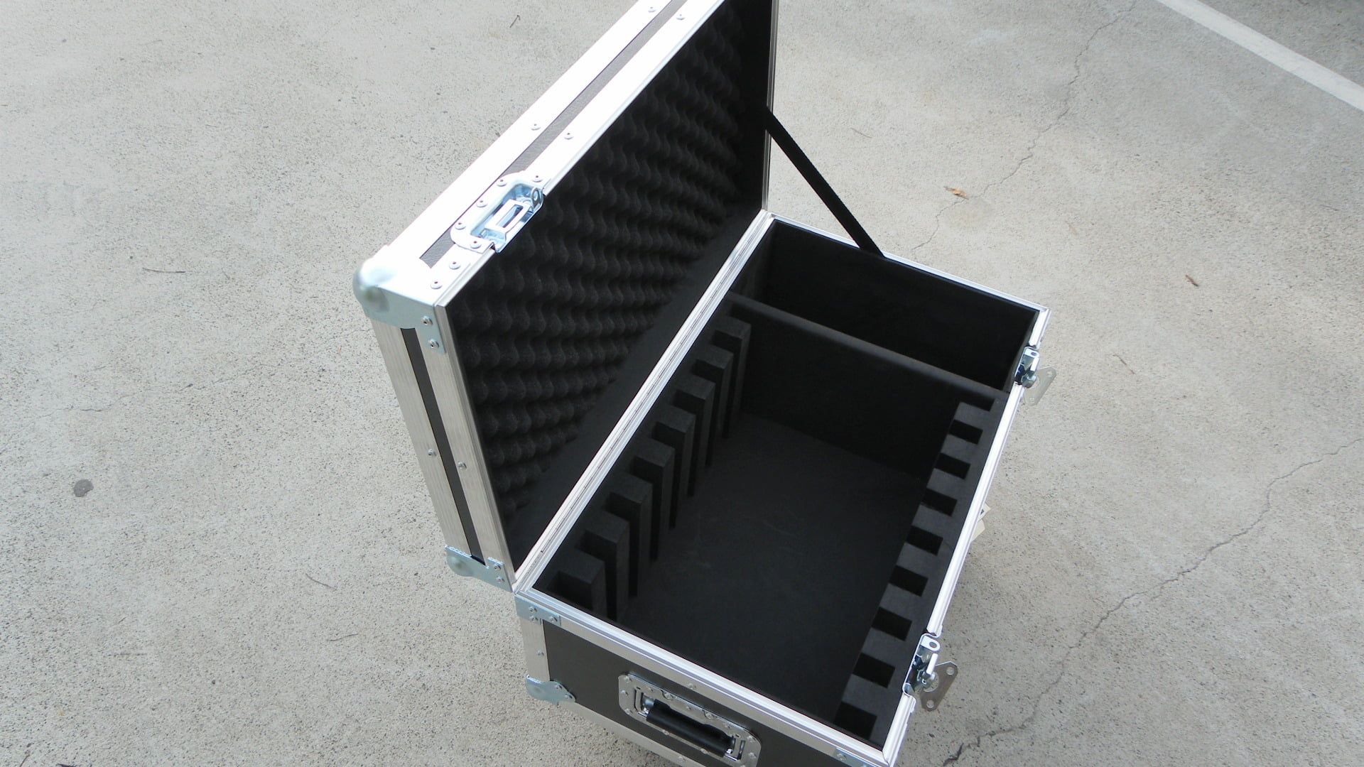 Small Custom Road Case With Wheels To Transport Laptops (view 2 of 9)