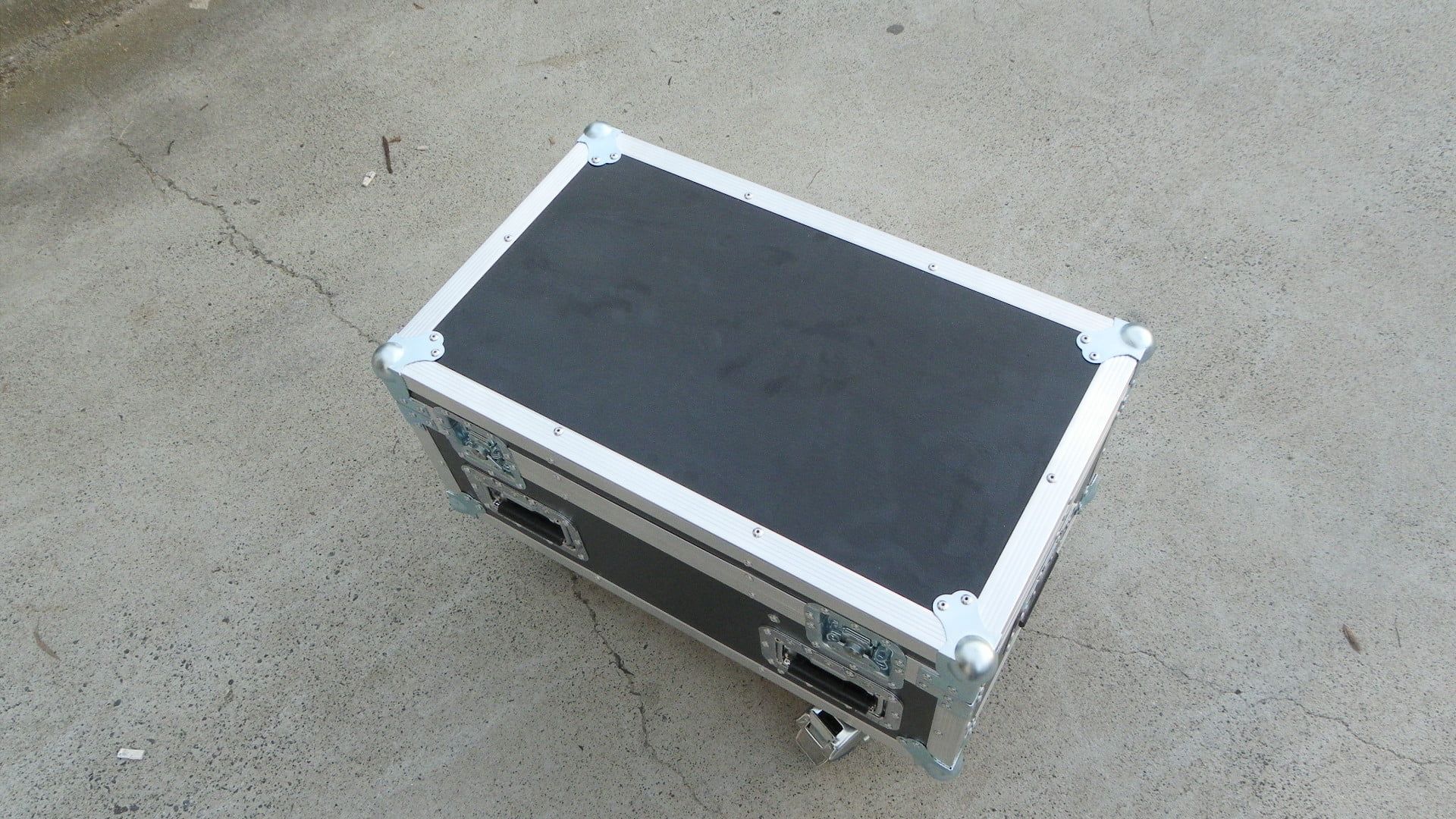 Small Custom Road Case With Wheels To Transport Laptops (view 6 of 9)