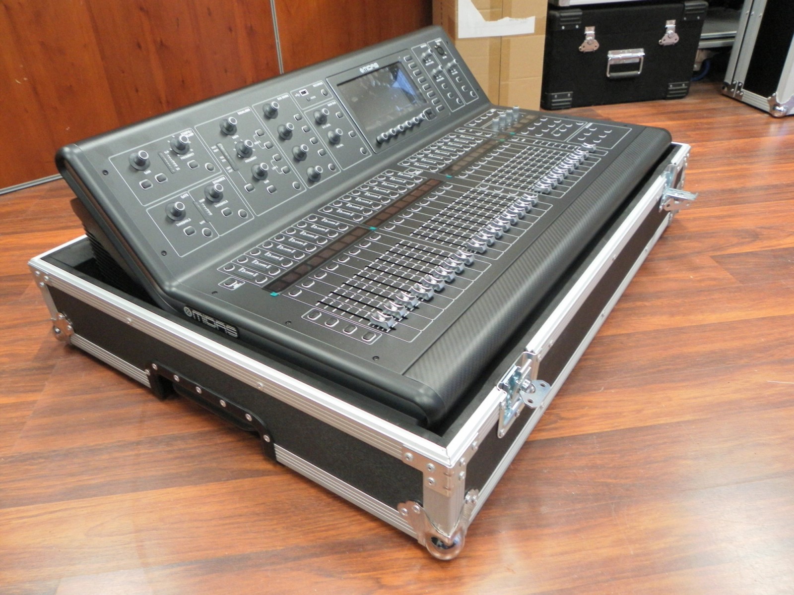 Pull Along Mixer Console Case for Midas M32