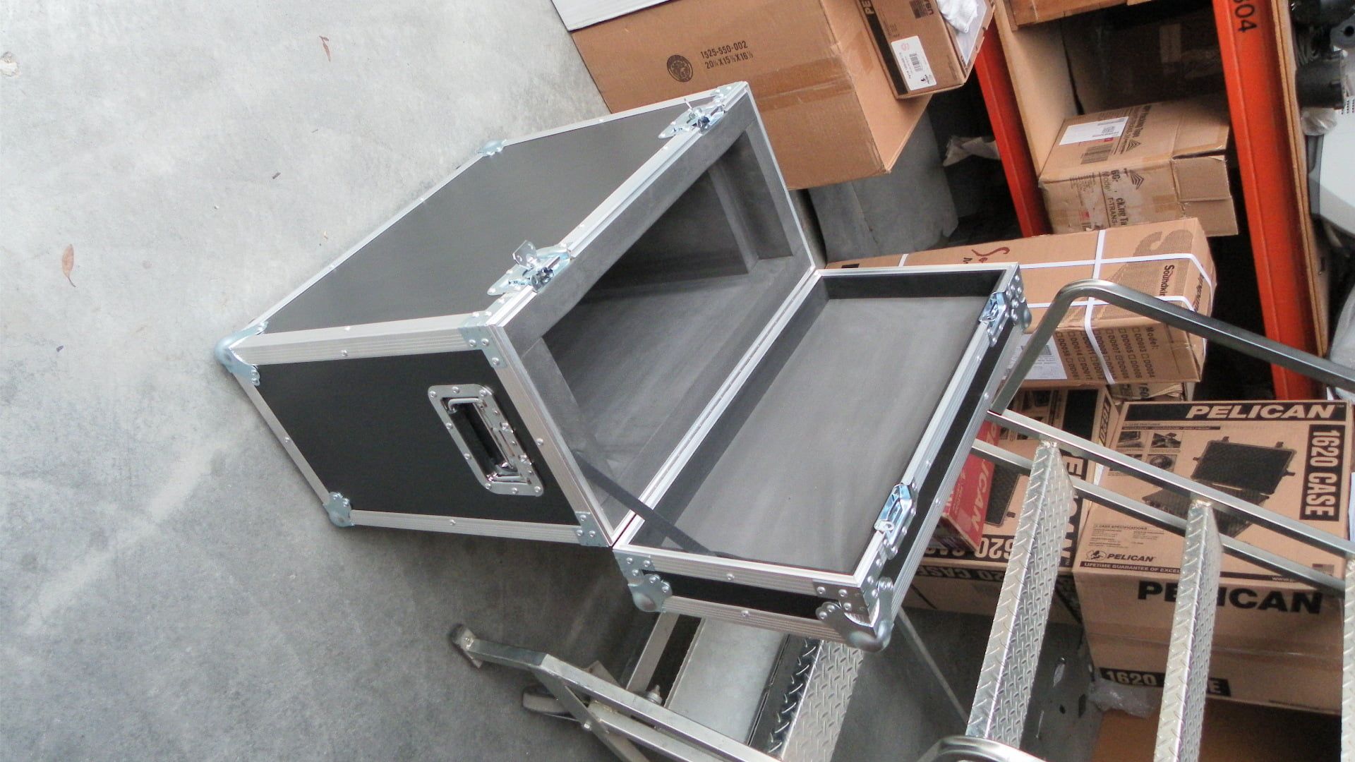Simple Custom Packer Road Case With Hinged Lid (view 4 of 6)