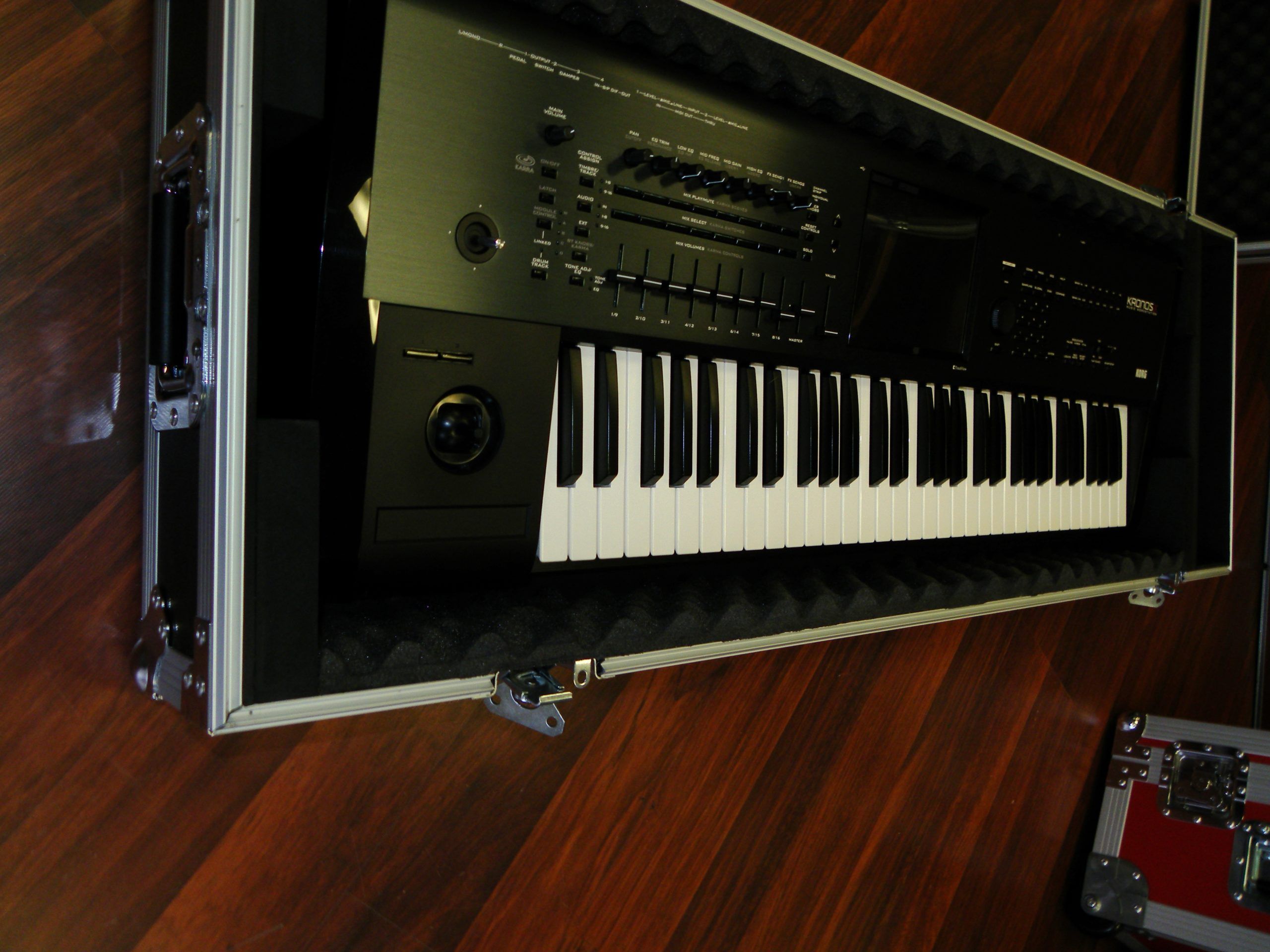 Custom Heavy Duty Keyboard Road Case For Korg Kronos (view 2 of 4)