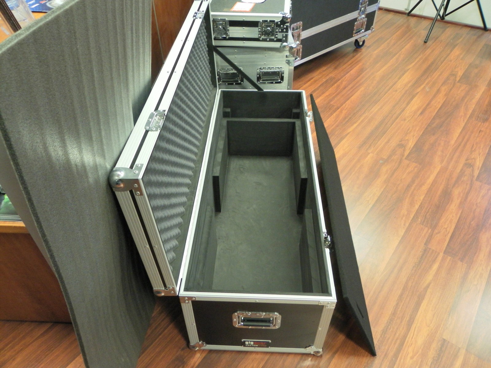 Custom Road Case With Wheels For Roland Harpischord