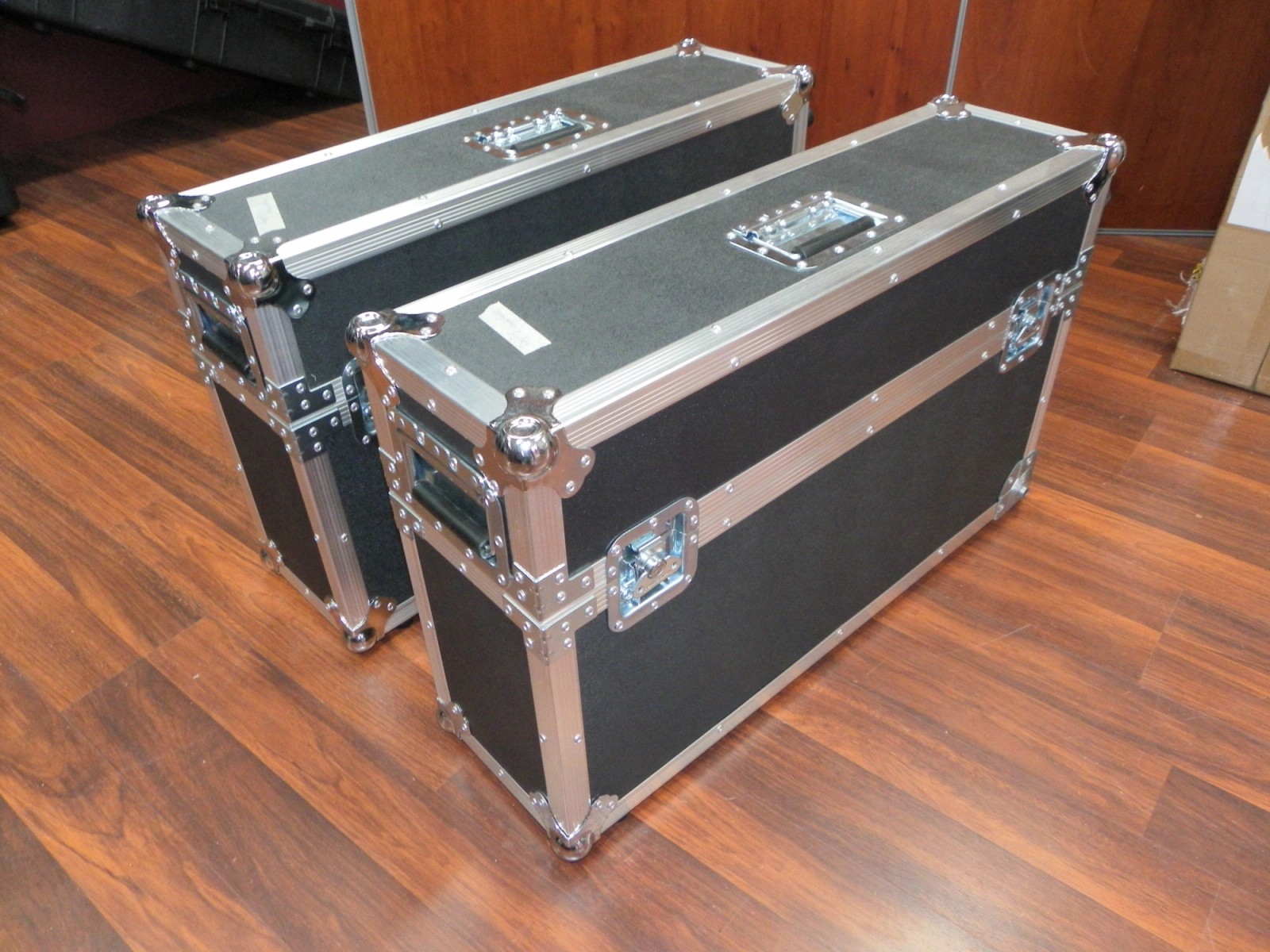 32 inch Screen Cases With Corner Castors