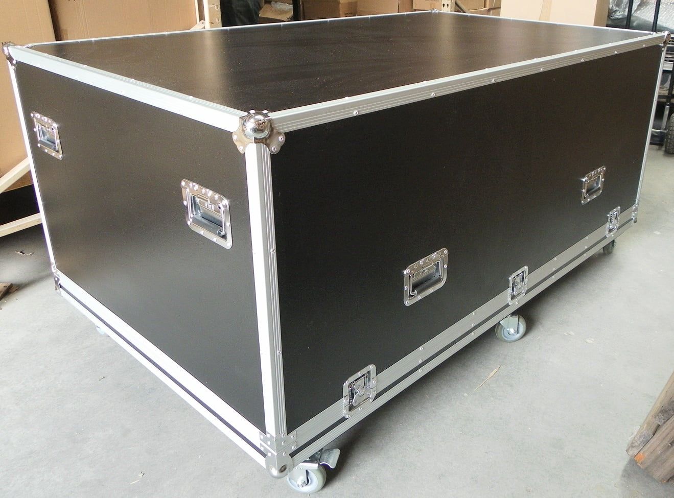 Large lift off lid packer on 6 wheels (view 3 of 5)
