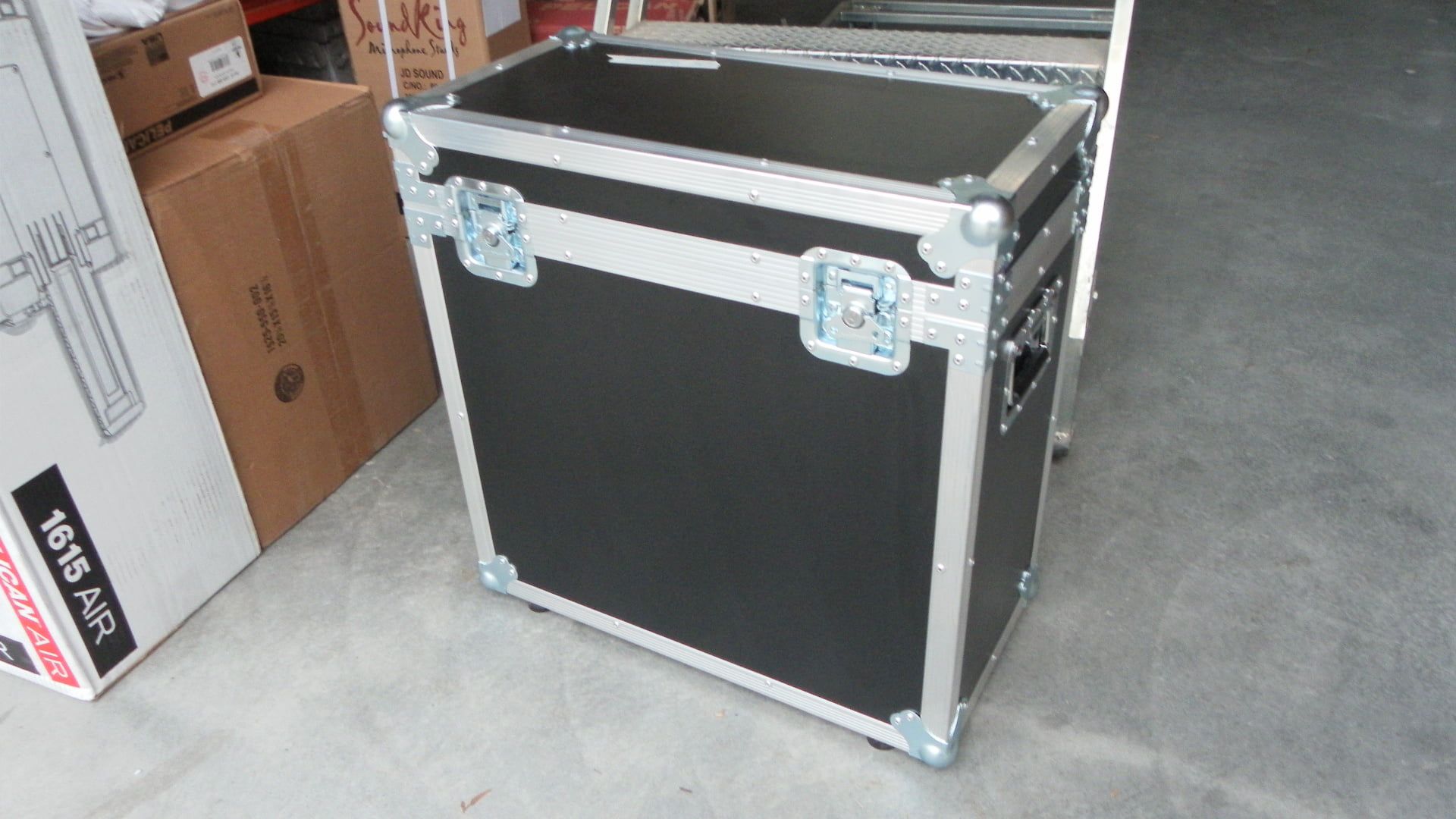 Simple Custom Packer Road Case With Hinged Lid (view 6 of 6)
