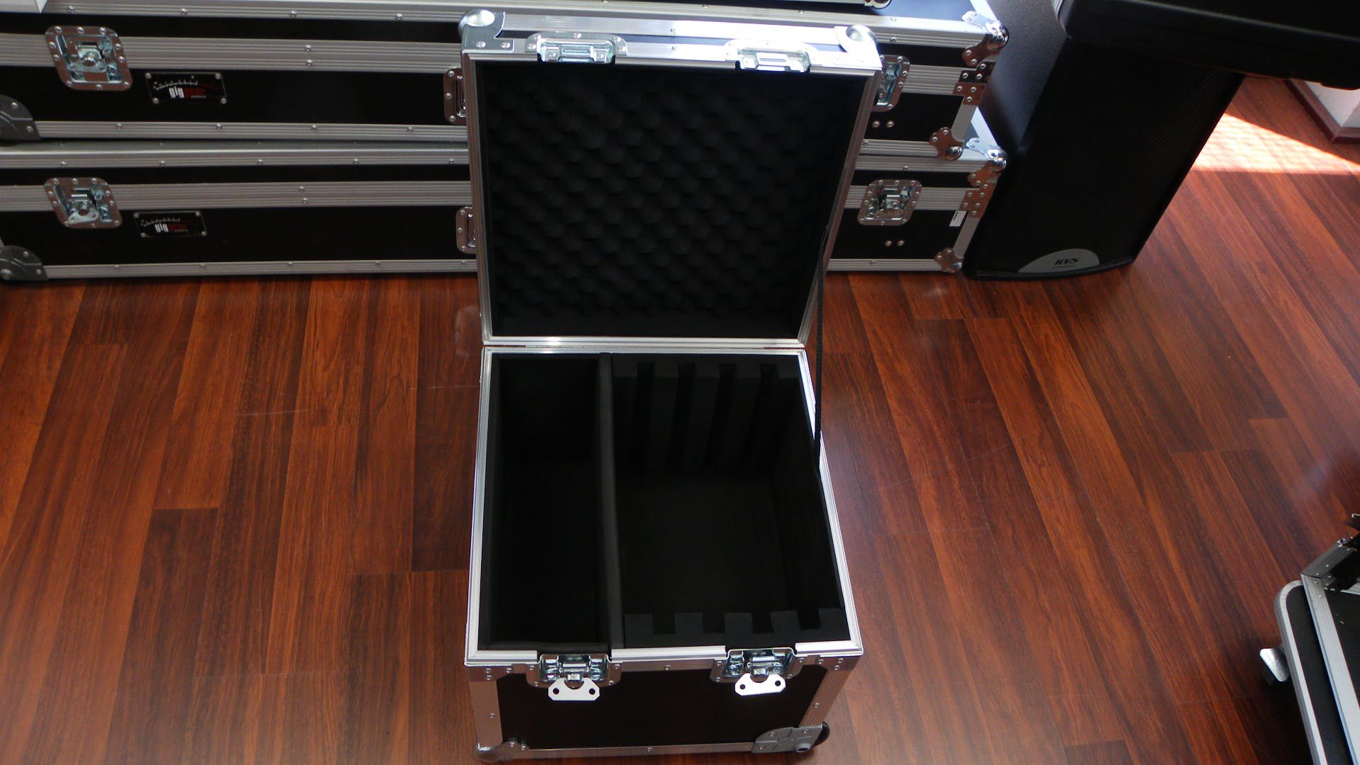 Small Roller Packer Case With Dividers For 4 Laptops (view 4 of 4)