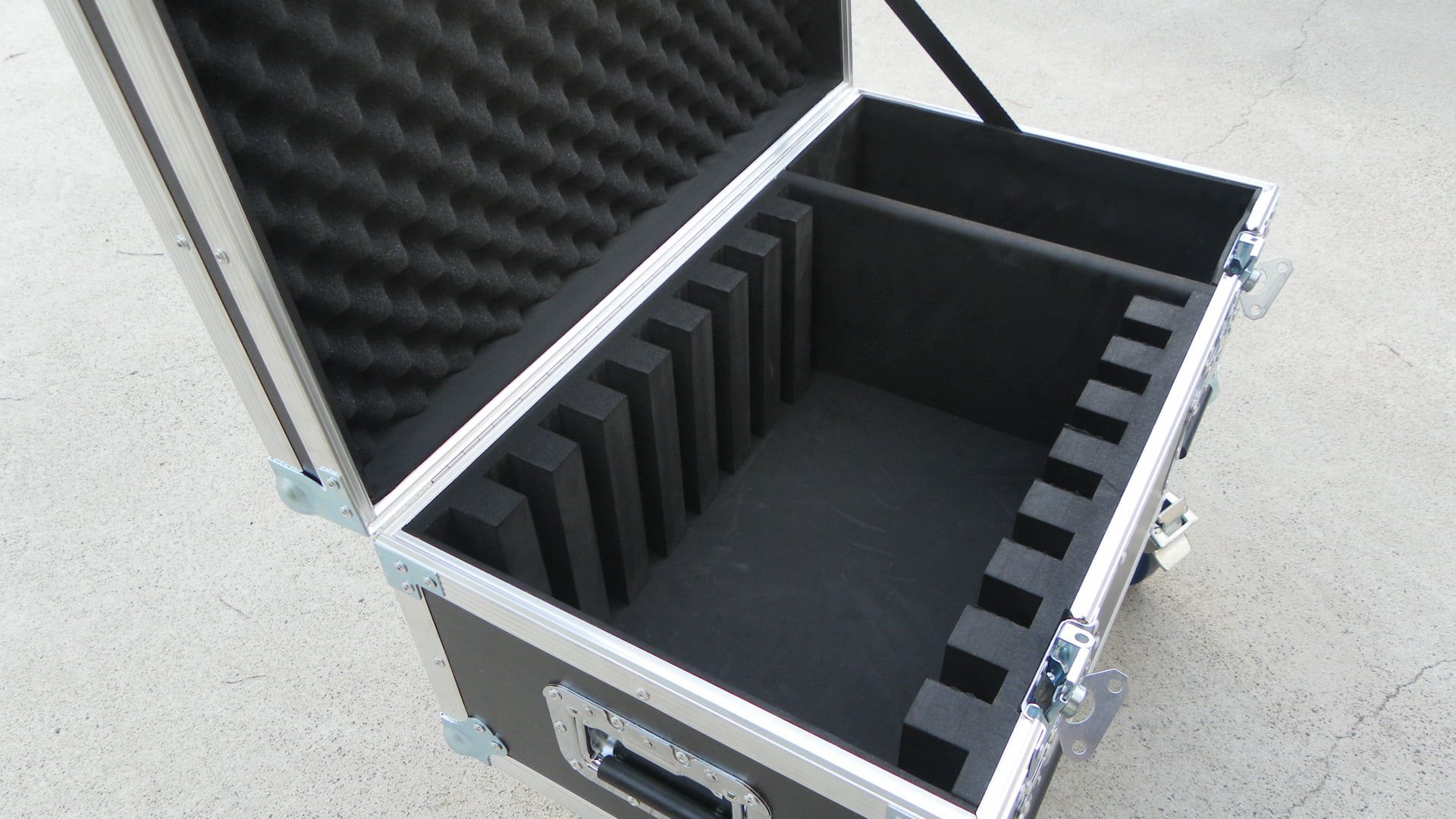 Small Custom Road Case With Wheels To Transport Laptops (view 3 of 9)
