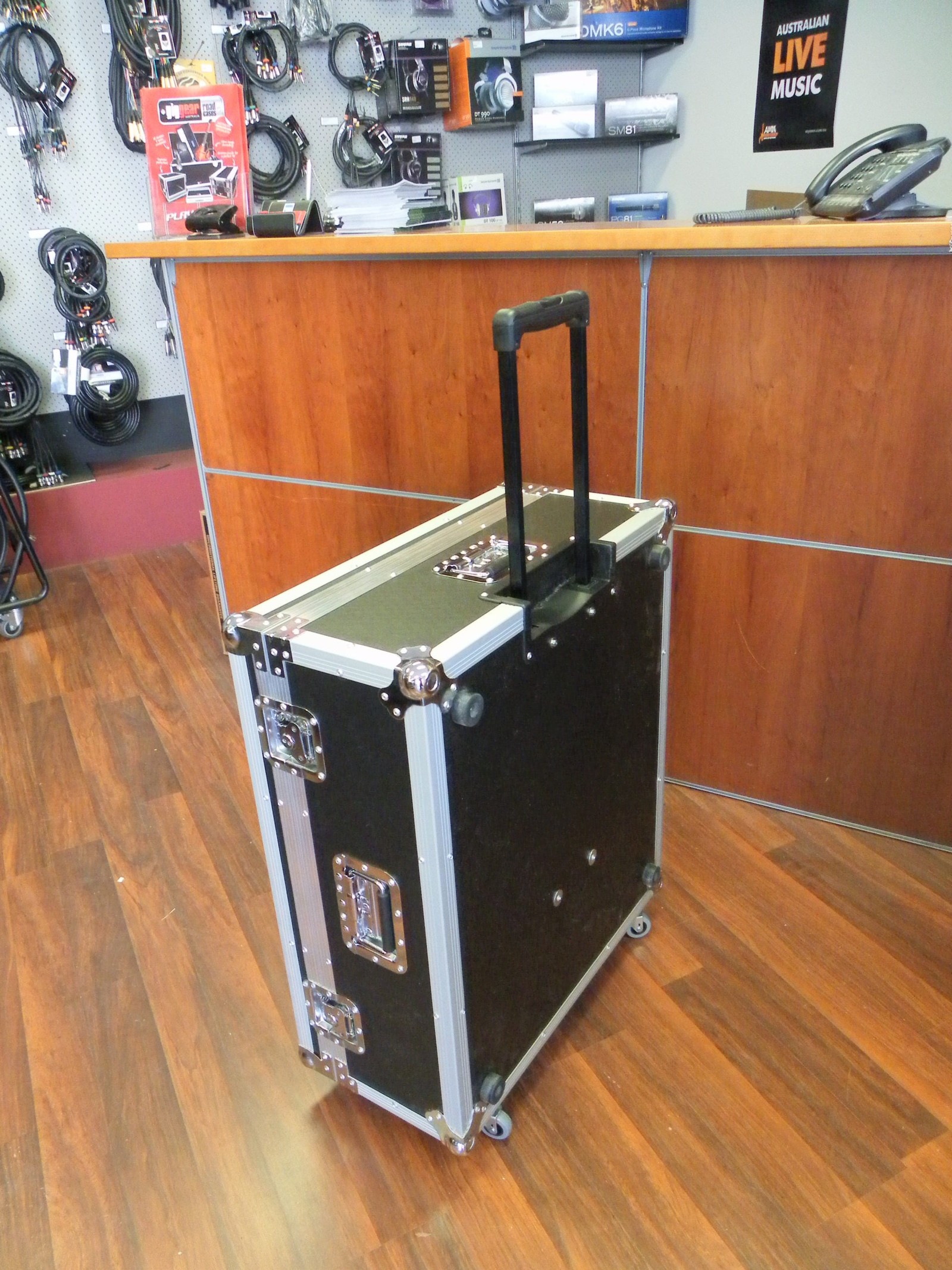 Luggage Style Custom Roller Packer Road Case With 4 Swivel Castors