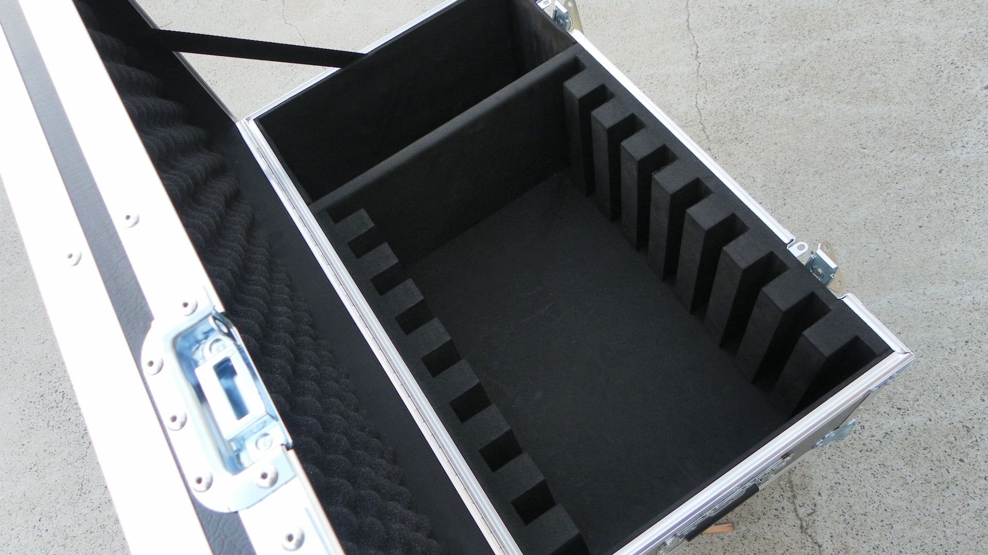 Small Custom Road Case With Wheels To Transport Laptops (view 9 of 9)