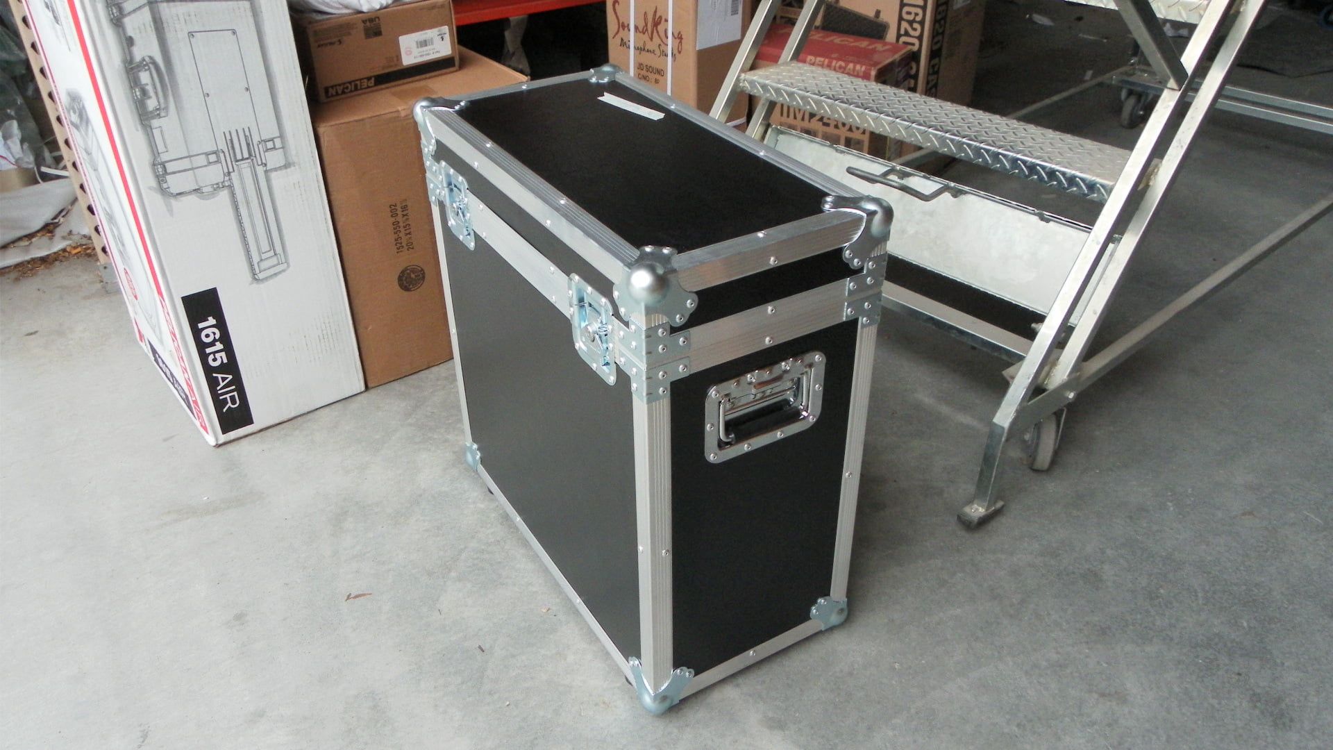 Simple Custom Packer Road Case With Hinged Lid (view 5 of 6)