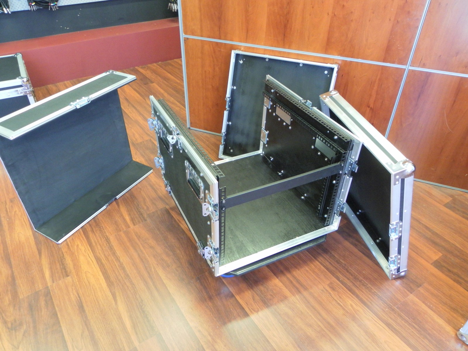 Custom 8ru Mixer Rack Case With Removable Castor Board