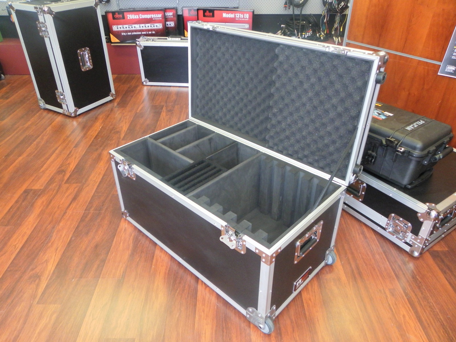 Custom Roller Packer Road Case Multiple Compartments & Laptop Dividers