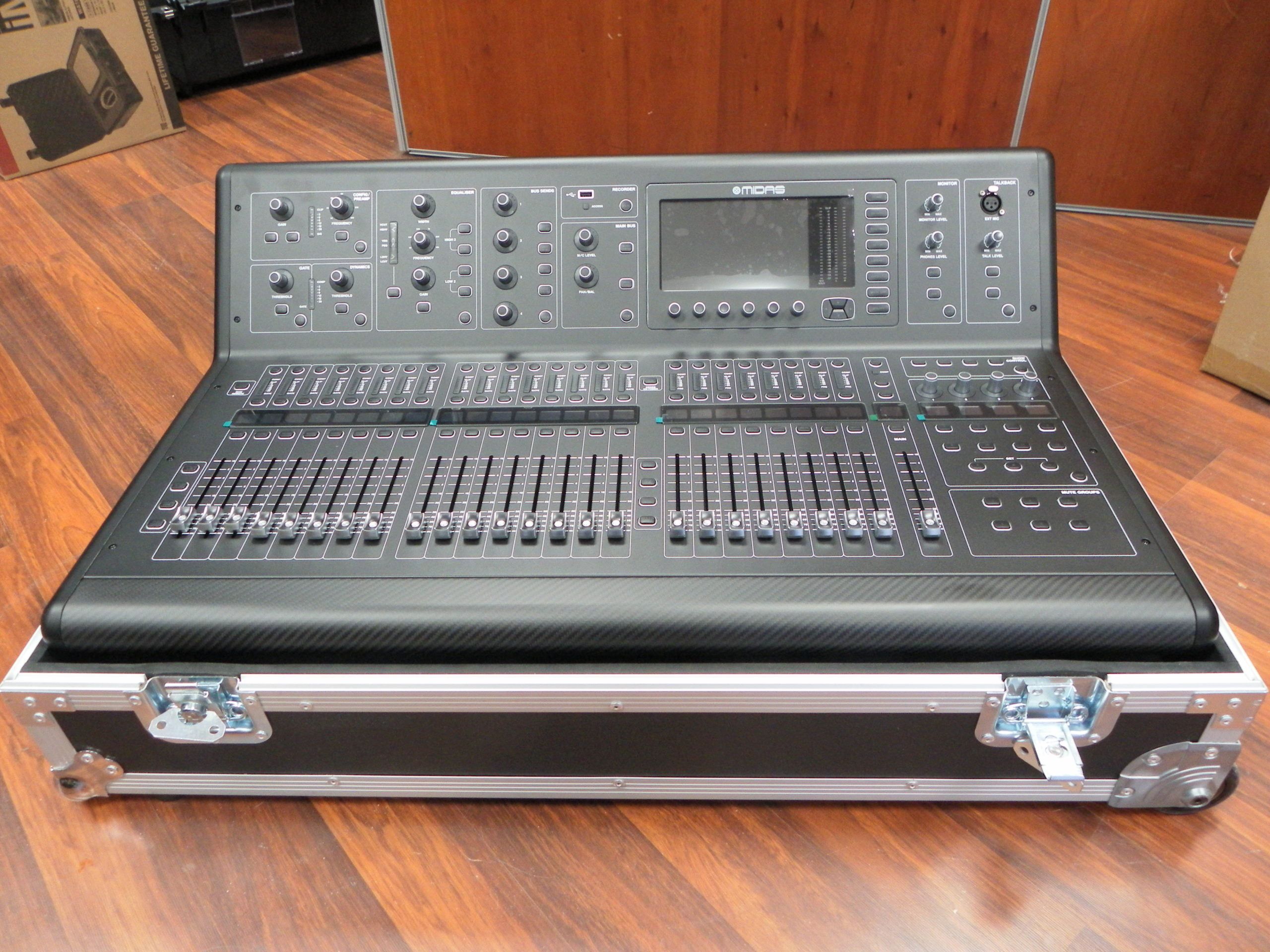 Midas M32 Roller Console Case (view 5 of 6)