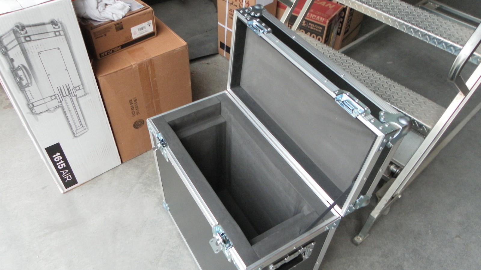 Simple Custom Packer Road Case With Hinged Lid