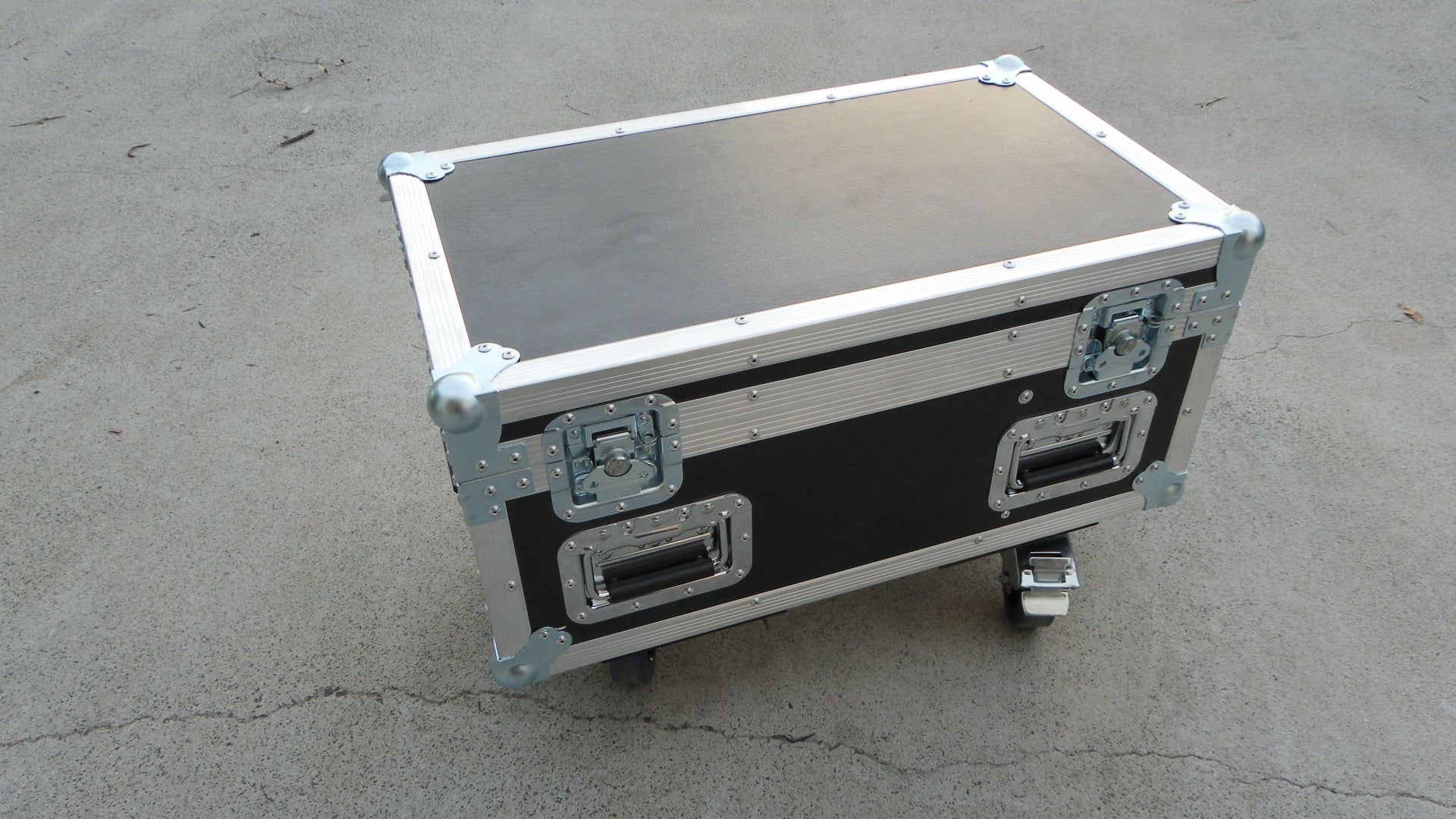 Small Custom Road Case With Wheels To Transport Laptops (view 8 of 9)